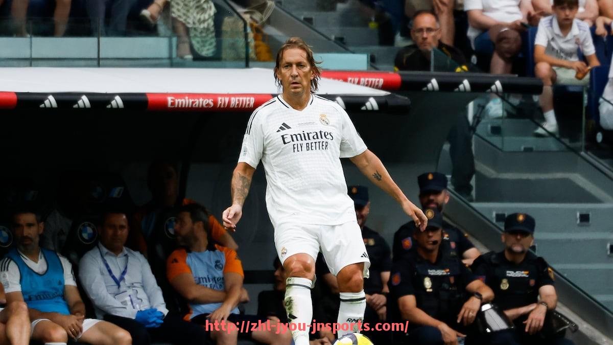 jiuyou九游娱乐-世俱杯俱乐部主教练平均年龄对比赛风格影响探讨